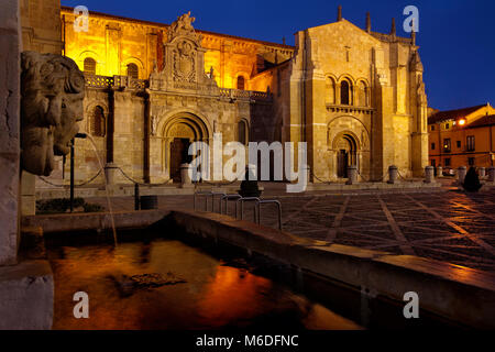 Quadrat der Colegiate Kirche St. Isidoro. Leon, Spanien Stockfoto