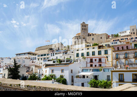 Ibiza, Spanien - Juni 3, 2016: Blick auf die Kathedrale von Santa Maria d'Eivissa an der Oberseite der Dalt Vila (die obere Stadt) in der Stadt Ibiza und typischen Häuser Stockfoto