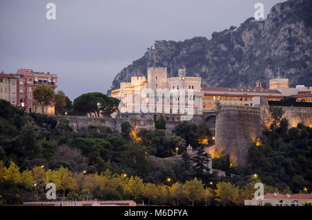 Monaco, Fürstentum Monaco - November 3, 2015: Blick über die Prince Palace, der Heimat der aktuelle Monarch Albert II aus dem Mittelmeer Stockfoto