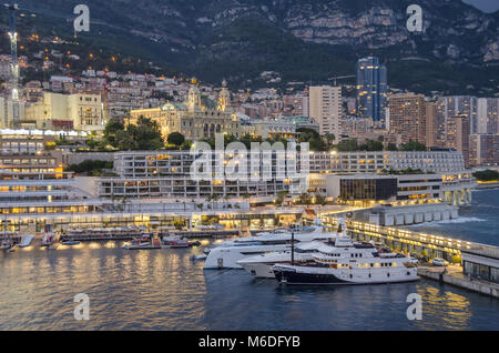 Monaco, Fürstentum Monaco - November 3, 2015: Der Blick auf den ersten Casino des Landes und die bevölkerungsreichste Quartier, Monte Carlo Stockfoto