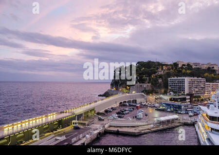 Monaco, Fürstentum Monaco - November 3, 2015: Der Blick auf die Altstadt Monaco-Ville, auf einer felsigen Landzunge bis in den Mittelmeerraum Stockfoto