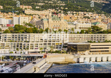 Monaco, Fürstentum Monaco - November 3, 2015: Der Blick auf den ersten Casino des Landes und die bevölkerungsreichste Quartier, Monte Carlo, von der Medite Stockfoto