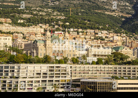 Monaco, Fürstentum Monaco - November 3, 2015: Der Blick auf den ersten Casino des Landes und die bevölkerungsreichste Quartier, Monte Carlo, von der Medite Stockfoto