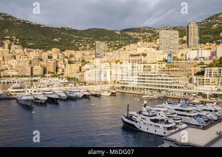 Monaco, Fürstentum Monaco - November 3, 2015: Der Blick auf den Hafen Herkules und den südwestlichen Bezirk des Zweiten kleinsten und dichtesten Stockfoto