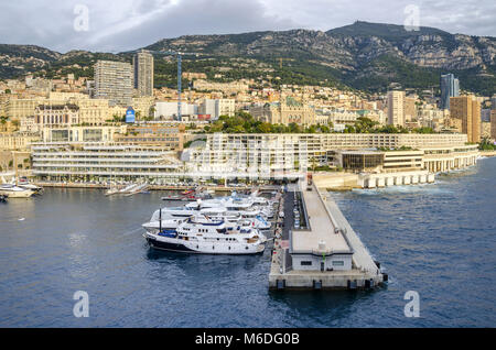 Monaco, Fürstentum Monaco - November 3, 2015: Der Blick auf den ersten Casino des Landes und die bevölkerungsreichste Quartier, Monte Carlo, und der Hafen Ihr Stockfoto