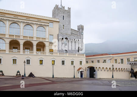 Monaco, Fürstentum Monaco - November 3, 2015: Blick über die Prince Palace, der Heimat der aktuelle Monarch Albert II. mit palace Guard Stockfoto