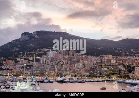 Monaco, Fürstentum Monaco - November 3, 2015: Port Hercules und den südwestlichen Bezirk des Zweiten kleinsten und am dichtesten besiedelten Länder Stockfoto