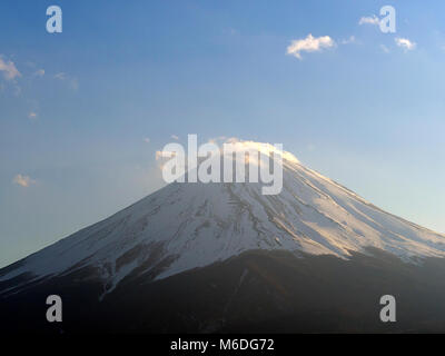 Ansicht von Herrn Fuji von Kawaguchi See an einem sonnigen Wintertag, Yamanashi, Japan Stockfoto