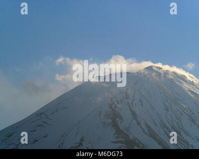 Ansicht von Herrn Fuji von Kawaguchi See an einem sonnigen Wintertag, Yamanashi, Japan Stockfoto