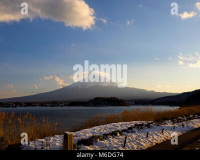 Ansicht von Herrn Fuji von Kawaguchi See an einem sonnigen Wintertag, Yamanashi, Japan Stockfoto