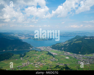 Grüne Felder und blauer Himmel mit dem Vierwaldstättersee Stockfoto