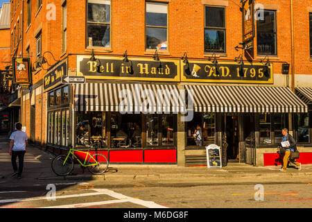 Glocke in der Hand Tavern Boston, Massachusetts, USA Stockfoto