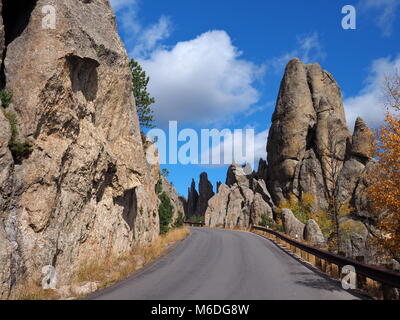 Felsbrocken entlang der Nadeln Autobahn in South Dakota Stockfoto