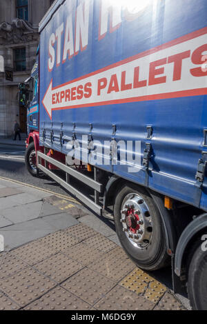 Lkw LKW LKW Nehmen einer engen Kurve und fahren über den Gehweg an der Bank in London Stockfoto