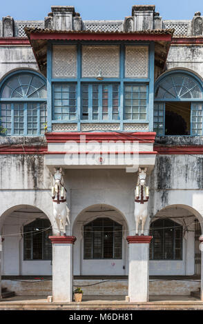 Madikeri, Indien - 31. Oktober 2013: Die zentralen Balkon der vernachlässigten Königspalast innerhalb des Forts war weiß gestrichen und zeigt Statuen von zwei Pferd Stockfoto
