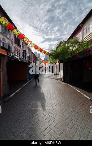 Morgen Blick auf Singapur berüchtigten Chinatown. Chinatown ist eine ethnische Enklave innerhalb der zentralen Gegend von Singapur. Stockfoto