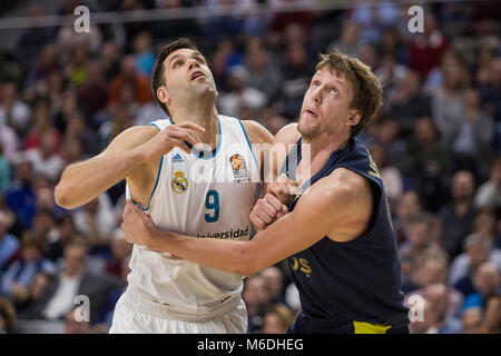 Madrid, Spanien. 02 Mär, 2018. Felipe Reyes (L) und Jan Vesely (R) während Fenerbahce Istanbul Dogus Sieg über Real Madrid (83 - 86) bei der Turkish Airlines Euroleague regular season Spiel (Runde 24) feierten an Wizink Zentrum in Madrid (Spanien). 2. März 2018. Credit: Juan Carlos García Mate/Pacific Press/Alamy leben Nachrichten Stockfoto