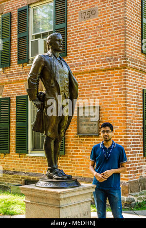Tour Guide Captain Nathan Hale Connecticut Hall alten Campus Yale University, New Haven, Connecticut, USA Stockfoto