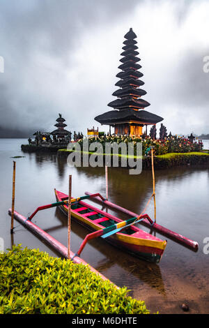 Die schwimmende Insel balinesischen Tempel im Norden von Bali an einem See mit seiner schönen Architektur Stockfoto