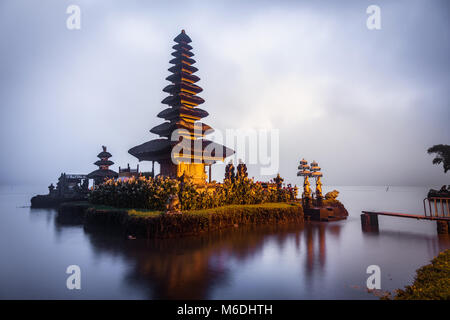 Die schwimmende Insel balinesischen Tempel im Norden von Bali an einem See mit seiner schönen Architektur Stockfoto