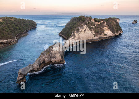 Die schöne rosa Sonnenuntergang am Atuh Beach, Indonesien Stockfoto