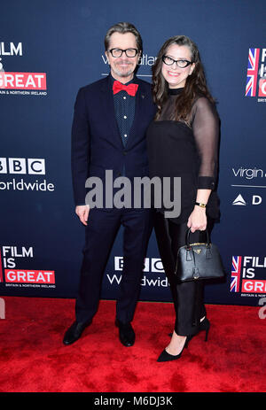 Gary Oldman und Gisele Schmidt kommt für die Film ist super Empfang zu Ehren der britischen Kandidaten für den 90th Academy Awards gehostet von HM Generalkonsul Mike Howells und BAFTA-Los Angeles Vorsitzender Kieran Breen am britischen Residence in Los Angeles. Stockfoto