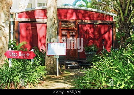 Choc Dee Thai Restaurant Pavillon im hellen Tageslicht, direkt an der Esplanade im tropischen Queensland Australien Palm Cove Stockfoto