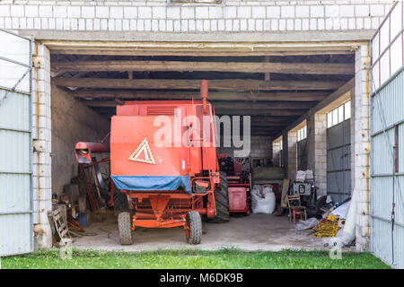 Landwirtschaftliche Maschinen und Anlagen. Den Traktor mit Verteiler von gemischtem Futter für die Kühe. Der Hof von einem Milchviehbetrieb. Podlachien, Polen. Stockfoto