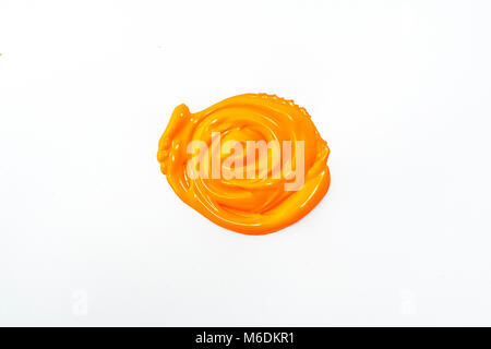 Einen Tropfen Acryl orange Farbe auf einer weißen Fläche Stockfoto