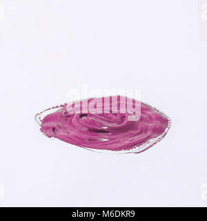 Einen Tropfen Acryl rosa Farbe auf einer weißen Fläche Stockfoto