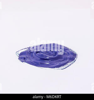 Einen Tropfen Acryl Blau Farbe auf einer weißen Fläche Stockfoto