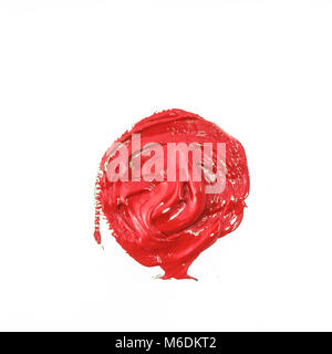 Einen Tropfen Acryl rot Farbe auf einer weißen Fläche Stockfoto