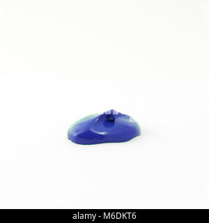 Einen Tropfen Acryl Blau Farbe auf einer weißen Fläche Stockfoto