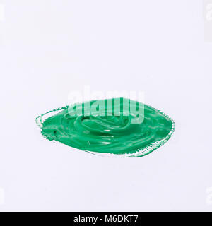 Einen Tropfen Acryl Grün Farbe auf einer weißen Fläche Stockfoto