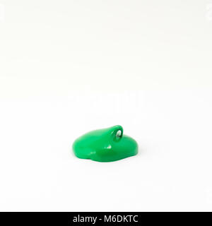 Einen Tropfen Acryl Grün Farbe auf einer weißen Fläche Stockfoto
