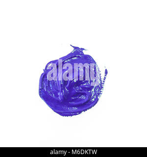 Einen Tropfen Acryl Blau Farbe auf einer weißen Fläche Stockfoto