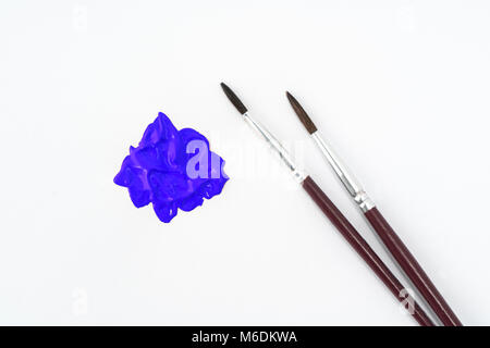 Einen Tropfen Acryl Blau Farbe auf einer weißen Fläche Stockfoto
