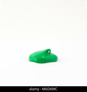Einen Tropfen Acryl Grün Farbe auf einer weißen Fläche Stockfoto