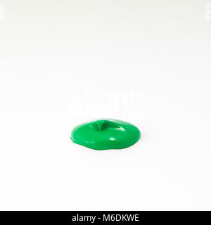 Einen Tropfen Acryl Grün Farbe auf einer weißen Fläche Stockfoto