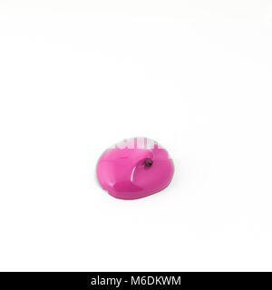 Einen Tropfen Acryl rosa Farbe auf einer weißen Fläche Stockfoto