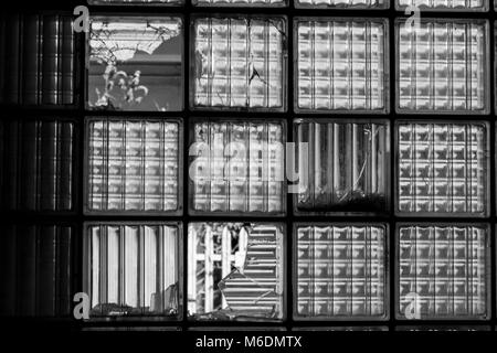 Schwarz und Weiß Detail eines Dicken, gefrostet Fenster in einer verlassenen Fabrik; Great Torrington, Devon, England. Stockfoto