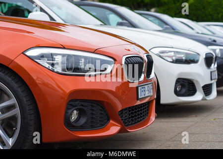 Eine Aufstellung der neuen BMW-Fahrzeugen in der Händlerniederlassung Stockfoto
