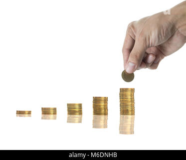 Hand und eine goldene Münze auf dem Stapel von Goldmünzen mit Saatgut, auf weißem Hintergrund, die Investitionen der Unternehmen Konzept Stockfoto