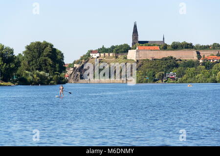 Prag, tschechische Republik - 19 AUGUST 2012: Frau Segeln auf standup paddleboard auf der Moldau mit Vysehrad im Hintergrund Am 19. August 2012 in Prag Stockfoto