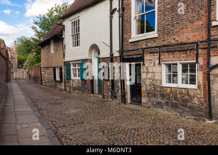 Engen gepflasterten KAPITEL HOUSE STREET, IN DER NÄHE VON HAUS DER YORK MINSTER UND DES SCHATZMEISTERS, York, England. Stockfoto