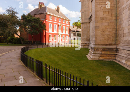 Schöne Rot lackiert georgianische Stadthaus neben dem York Minster, Yorkshire. Stockfoto