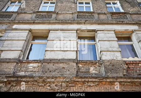 Einschusslöcher aus dem Zweiten Weltkrieg in einem Wohnhaus im Stadtteil Niebuszewo in der Stadt Stettin, Polen. Stockfoto