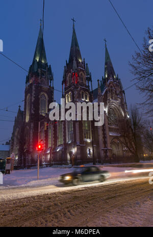 Schöne nachts beleuchtete winter Kirche St. Olha und Elizabeth in Lemberg, Ukraine. In den Jahren 1903-1911 gebaut. Stockfoto