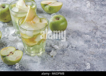 Sour Apple Cocktail oder Infundiert detox Wasser, kalten Sommer trinken. Am grauen Stein Tabelle kopieren Raum Stockfoto
