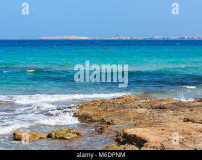 Malerischen Ionischen Meer Strand Punta della Suina, Salento, Apulien, Italien. Gallipoli Blick auf die Stadt in der Ferne. Stockfoto